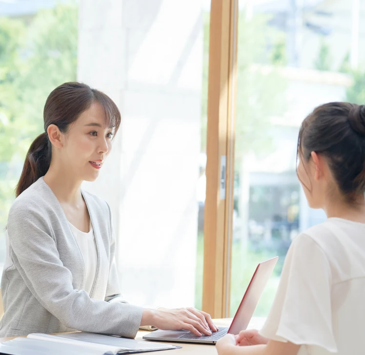 オフィスで打ち合わせをする2人の女性