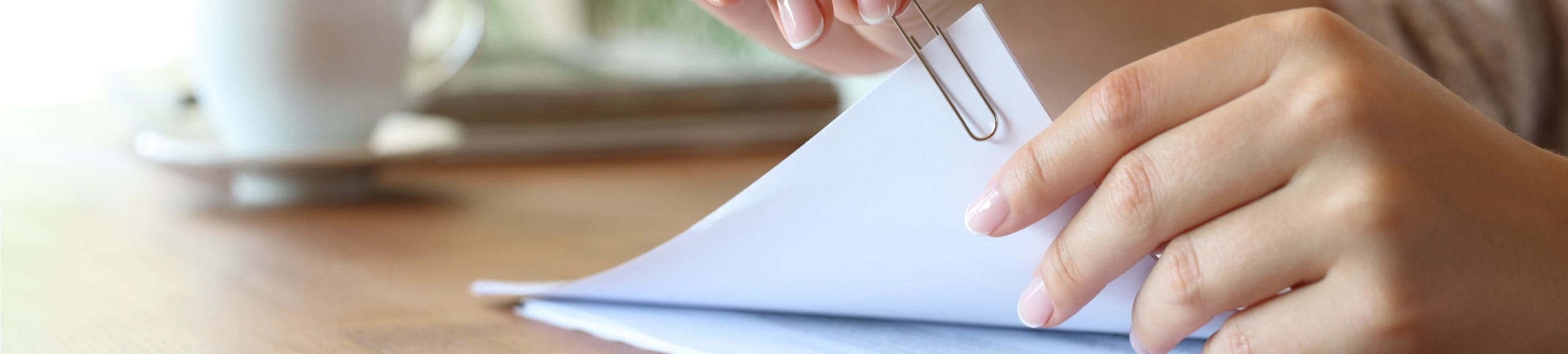 オフィスのデスクで書類を確認する様子
