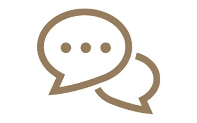 重なった二つの吹き出しと、入力中を示す三点が描かれた、チャットや会話を表す茶色のアイコン。