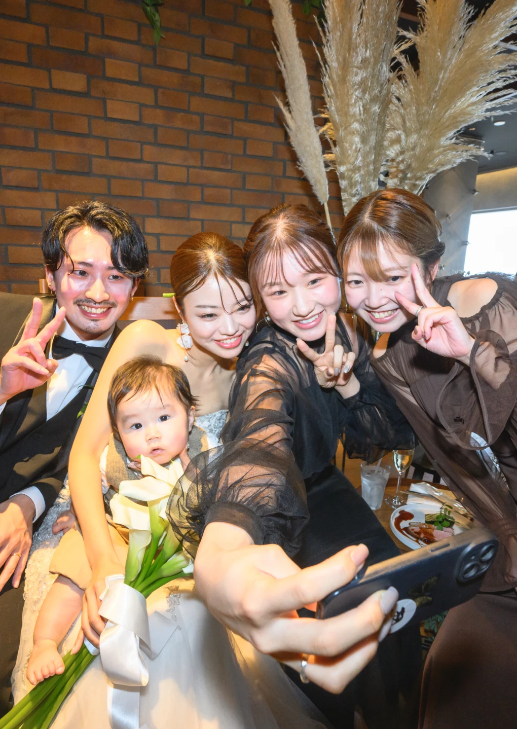 新郎新婦が友人と写真をとっている様子