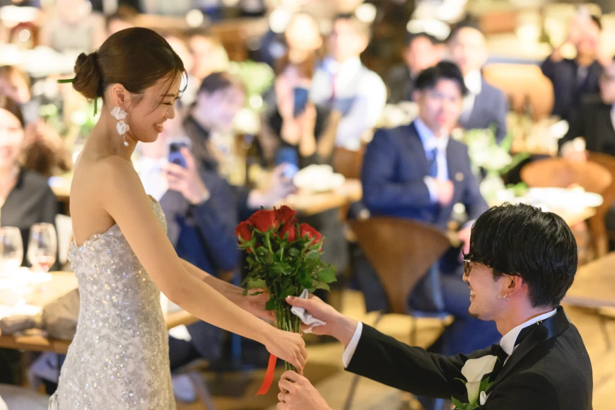 新郎が新婦に花束をあげている様子