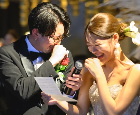 新婦が手紙を読んでいる様子