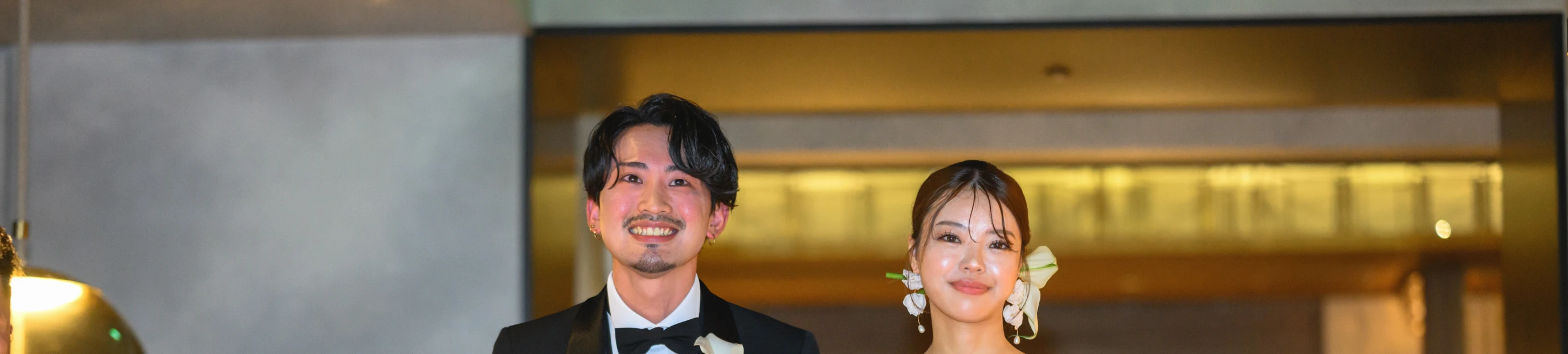 新郎新婦が並んでいる様子