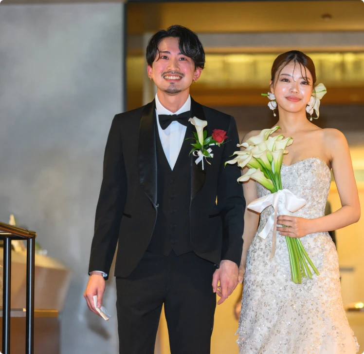 新郎新婦が並んでいる様子