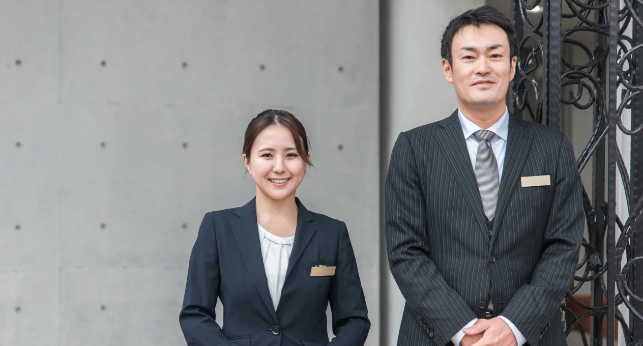 女性社員と男性社員が並んでいる様子