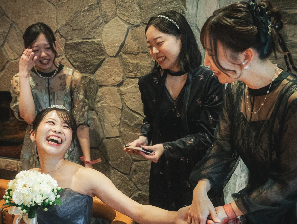 笑顔の新婦と友人たちが集まる様子
