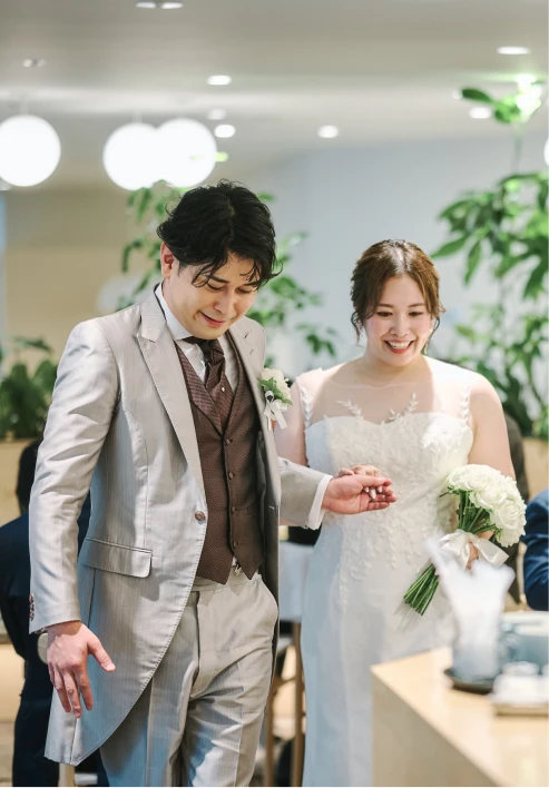 新郎新婦が手をつないでいる様子