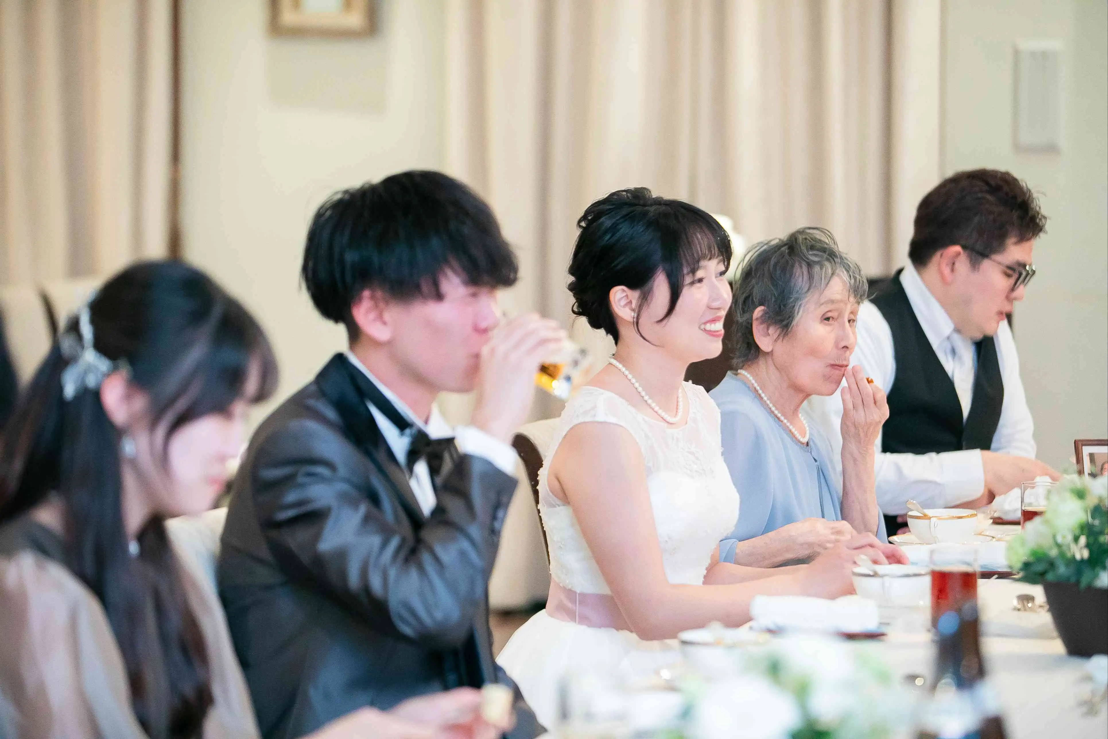 家族にドレス姿を披露するだけの結婚式