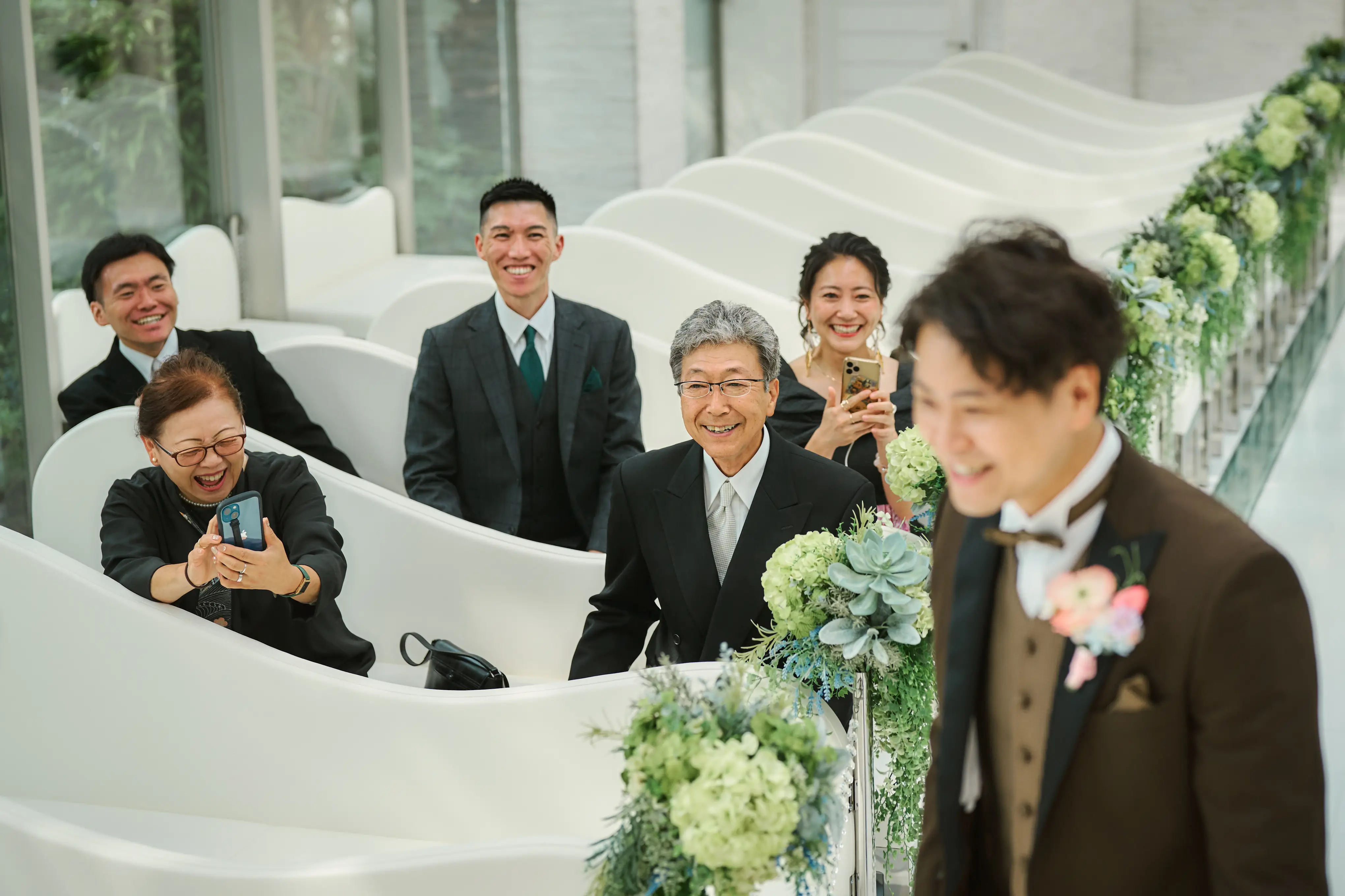 家族親族のビュッフェでカジュアルウェディング
