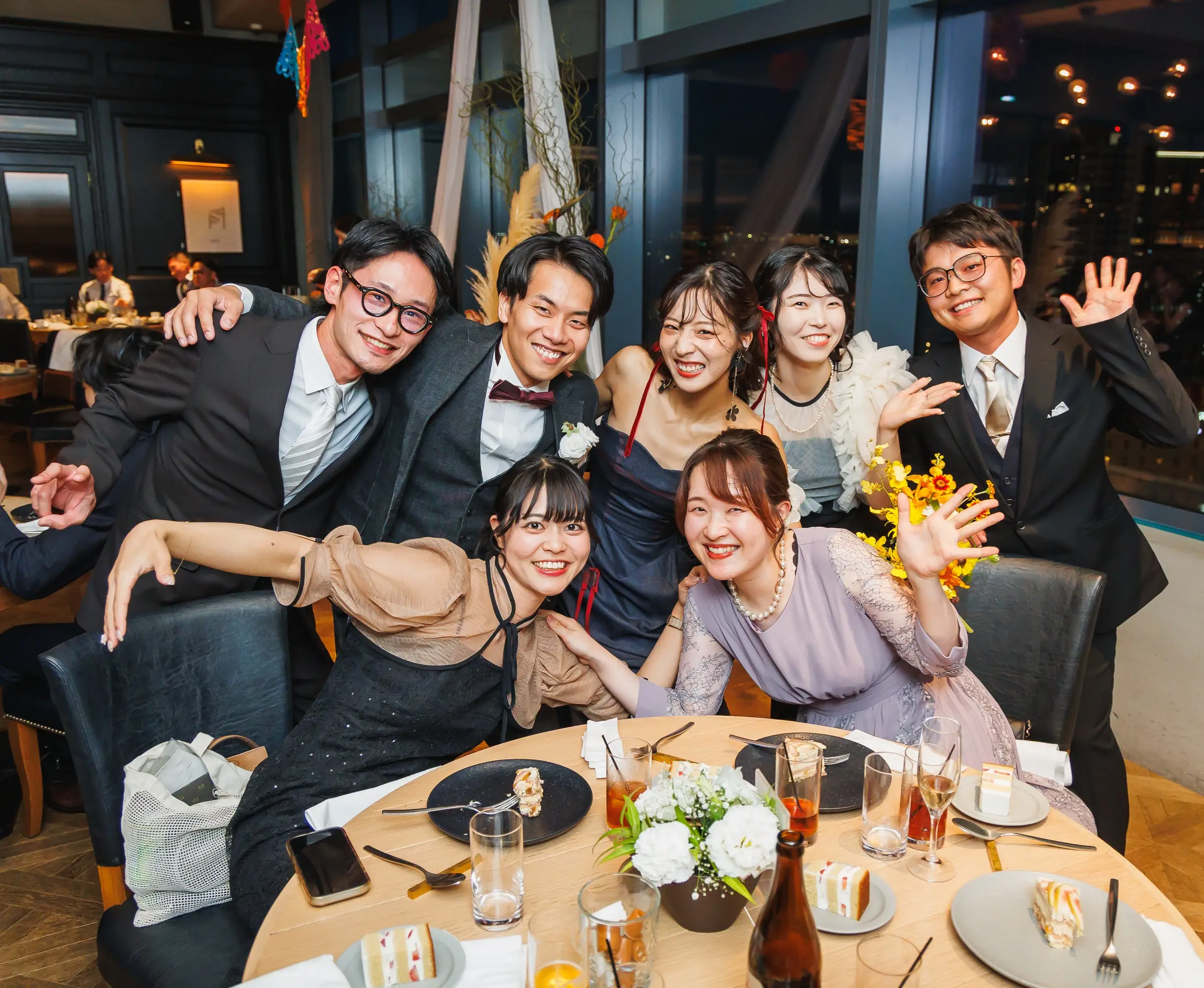 新郎新婦が友人と写真をとっている様子