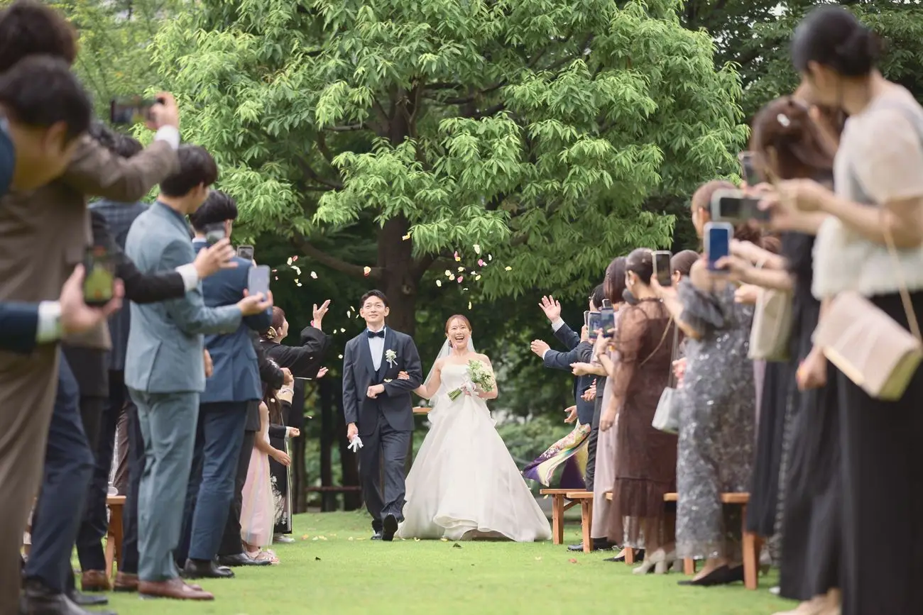 好きな場所で結婚式はできる？自宅・公園・電車・美術館など場所別の準備のポイントと費用