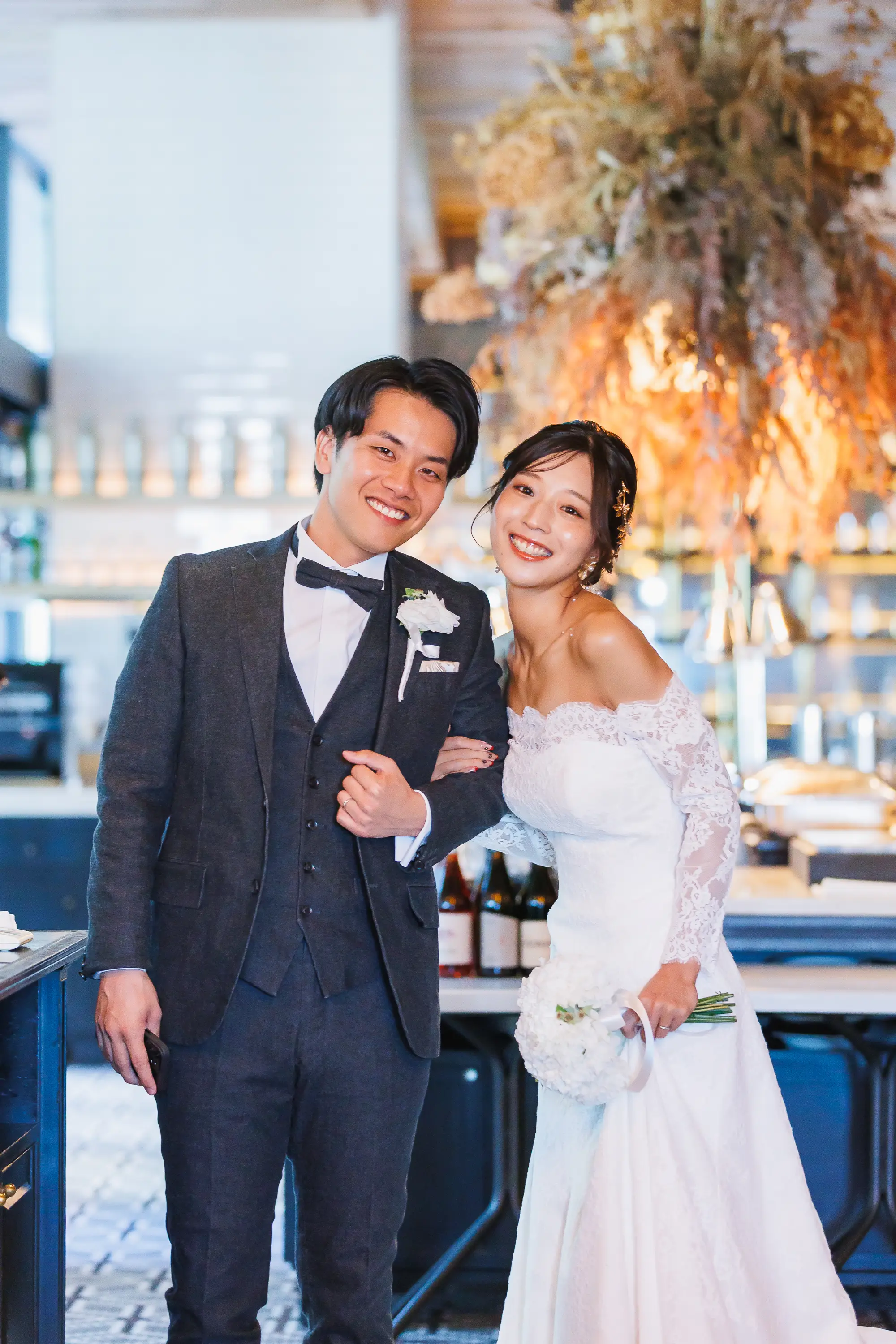 新郎新婦が並んでいる様子