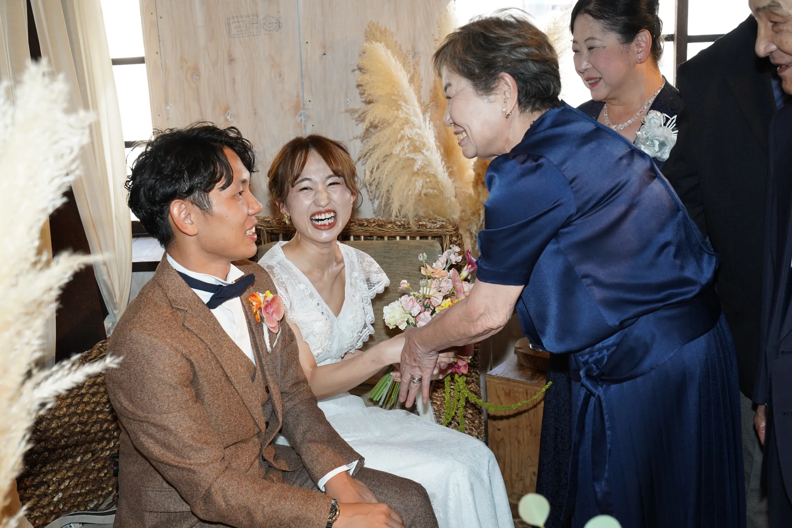 家族親族のビュッフェでカジュアルウェディング