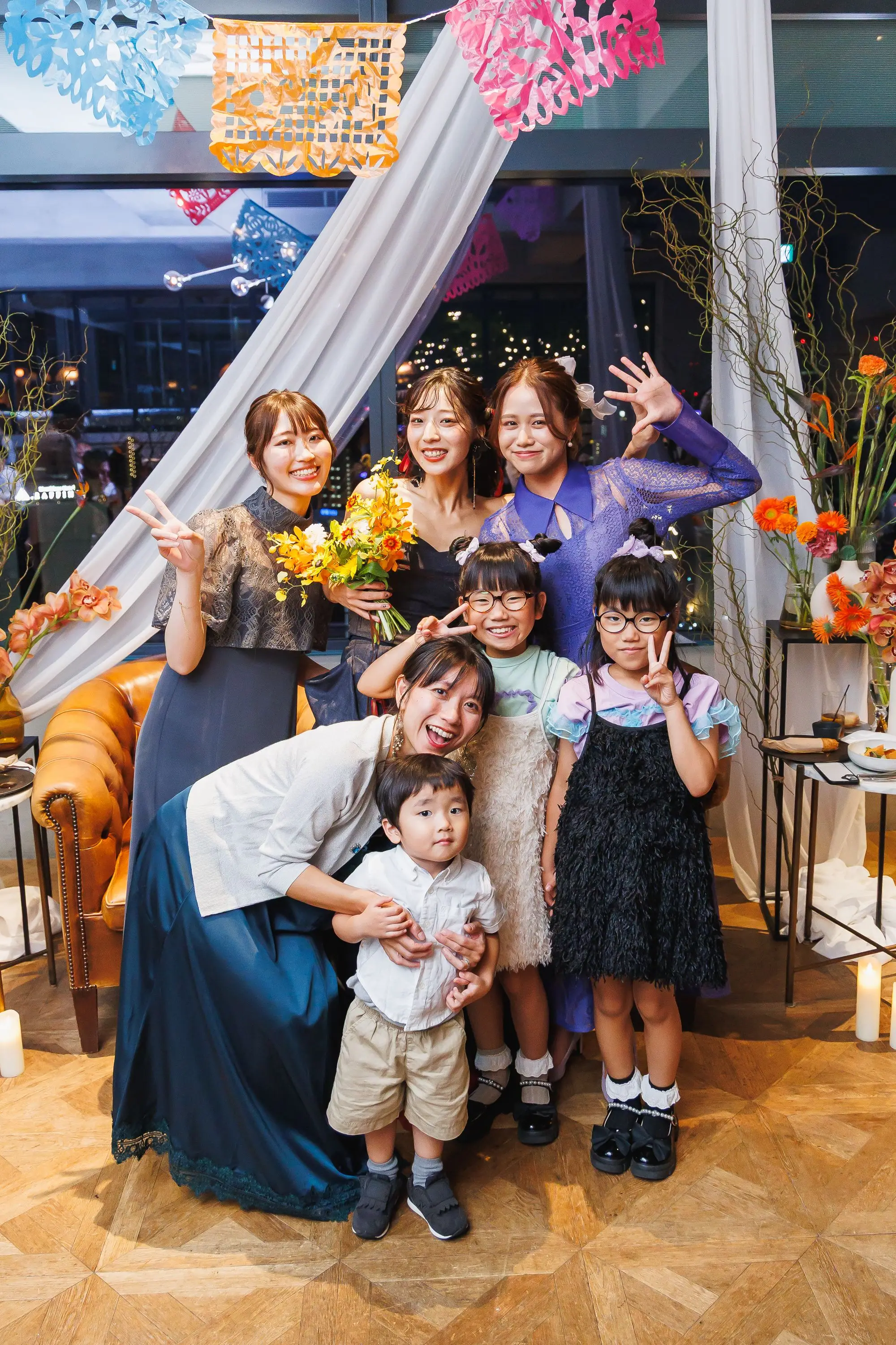 新郎が新婦に花束をあげている様子